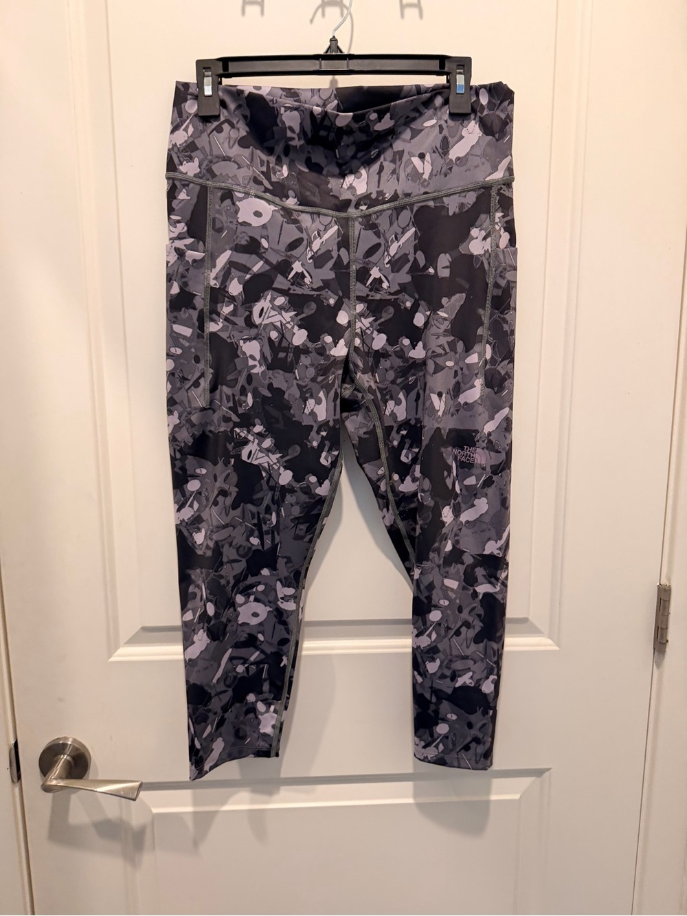 The North Face Women's Gray Camo Print Active
Leggings with Pockets XXL